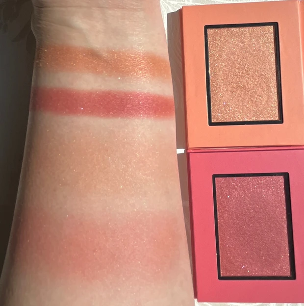 【肌に溶け込むメルティチーク】
パウダーという事を忘れるしっとり肌に溶け込む極上チーク!パール、艶、透明感、血色感どこをとっても◎_4