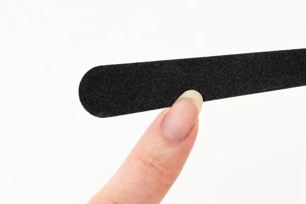 エメリーボードで爪の形を整える