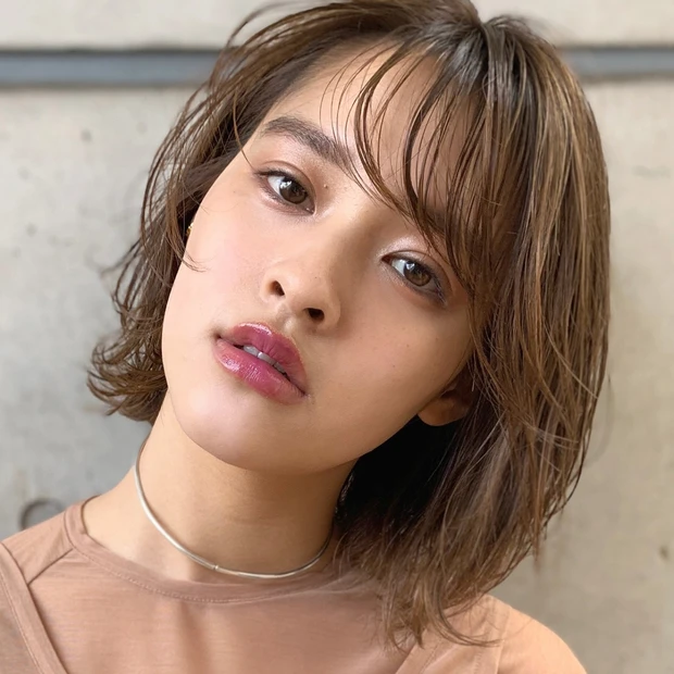 潤いと抜け感でおしゃれ度UP! カジュアルモードなウェットボブ