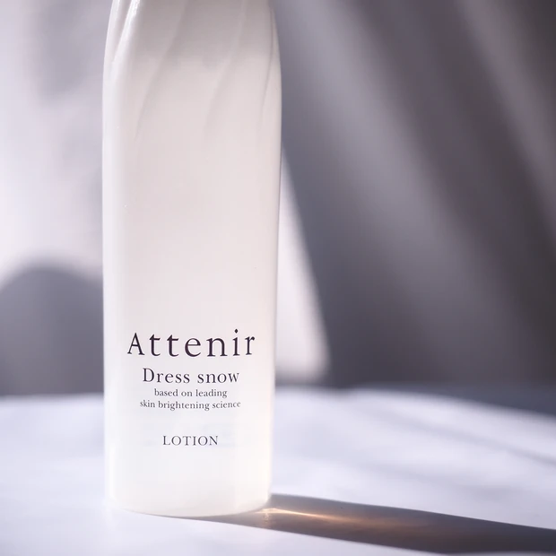 白のグラデーションでドレスのような美しいボトル