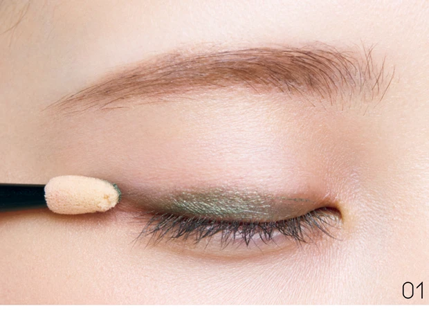 【2025年秋 アイシャドウ】スパイスカーキでモードフェイス 手順1