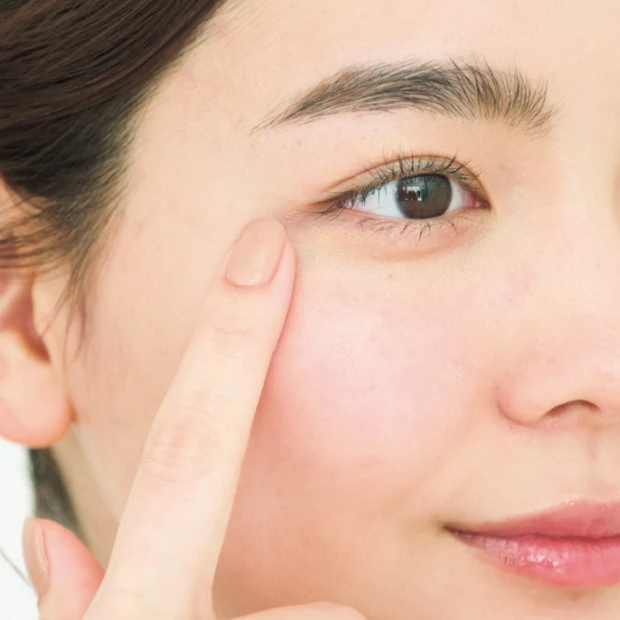 即効的に目ヂカラUP! 「指プレス」で目元のシワのばし