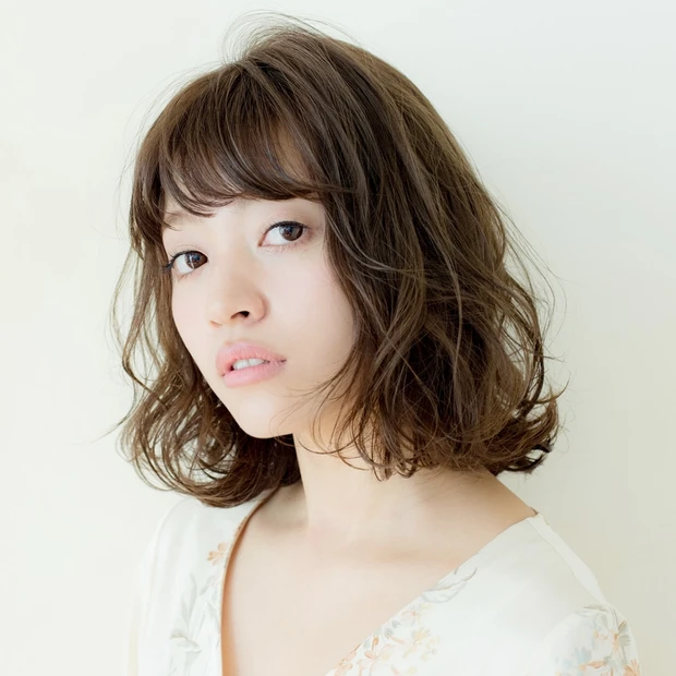 ゆるウェーブ×美肌カラーで、甘めフェミニンなロマンティックボブにシフト