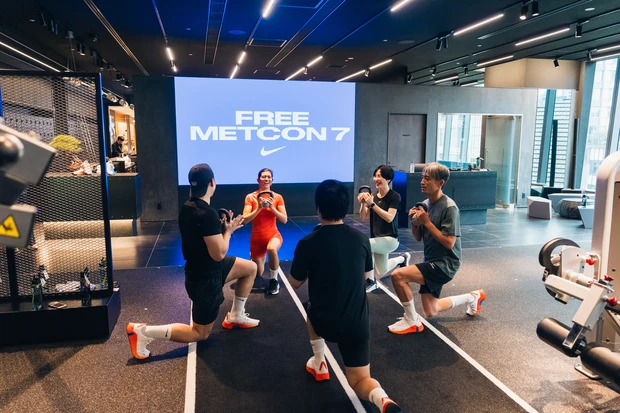 NIKE 　ナイキ フリーメトコン7　トレーニングセッション　ランジ　美活