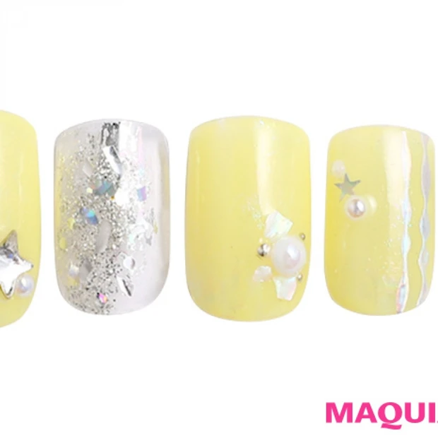 トレンドのイエローで、カジュアルに楽しむ「スター」ネイル