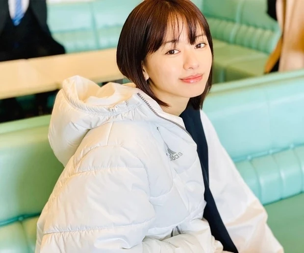 「ロケ先での一枚。役のイメージに合わせて暗くした髪色も、今ではすっかりなじんできました。」