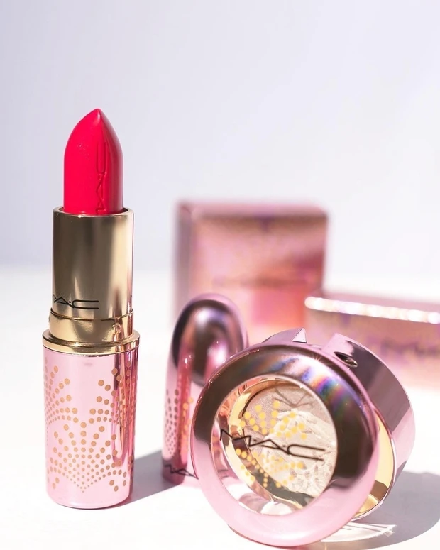 【M•A•C 2022クリスマスコフレ】ピンクパケがかわいすぎる。ホリデー限定のラスターガラスシャインリップスティックとスパークラーアイシャドウを徹底レビュー!_1_1