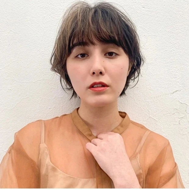 ワイドバング ショート 顔まわりの馴染ませハイライトで透明度アップ!「やわらか耳掛けマッシュ」