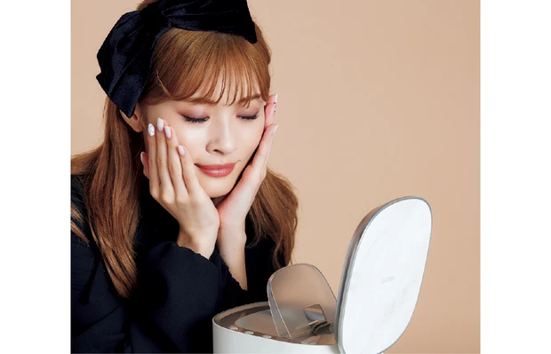 君島憂樹さんがパナソニック スチーマー ナノケア EH-SA0Bを使用している様子