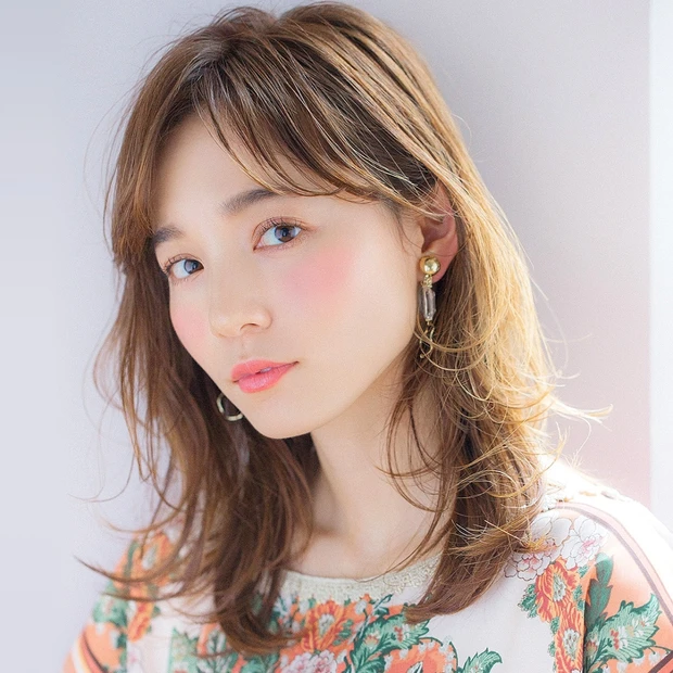 透明感があふれ出す、レイヤー×毛先ハイライトの夏っぽミディアムヘア