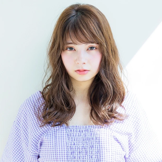 目力を強調！ 色素薄め系カラー×小顔バングが新鮮なモテ顔ガーリーロング