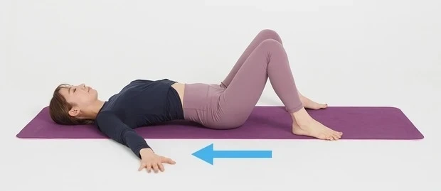 太もも痩せにおすすめの美筋ヨガ②_一度息を吸い、吐きながら腰の後ろを潰すようにして、恥骨を上げる