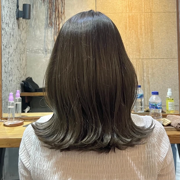 ヘア 2023 夏 ヘアカット ヘアカラー カラーリング ヘアサロン ミディアムヘア ロブ 透明感カラー オリーブアッシュ オリーブベージュ レイヤースタイル 韓国風レイヤー 顔周りレイヤー くびれヘア 30代 おすすめヘアスタイル ヘアスタイル ゆる巻き 外ハネ
