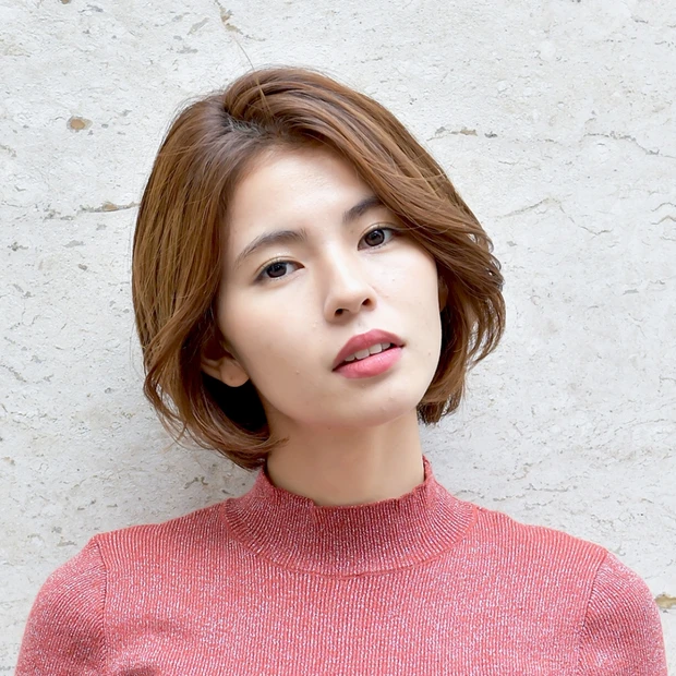 立体感が出る極細ハイライト&ふんわりカールで、色っぽショートボブ