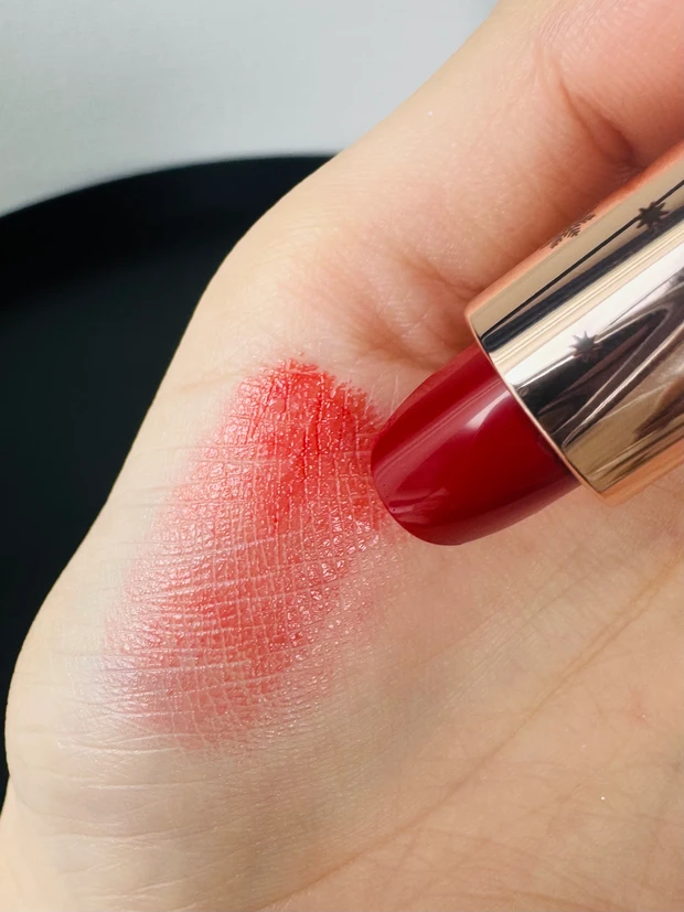 ポール＆ジョーのクリスマスコフレ2025、001 フラッパードレスのリップスティックのスウォッチ