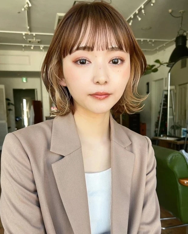 【ブリーチカラーの髪型・ヘアスタイル】ボブ5選_【ブリーチカラーのボブ】オリーブベージュ×ハイトーンで最高の小顔見えボブ