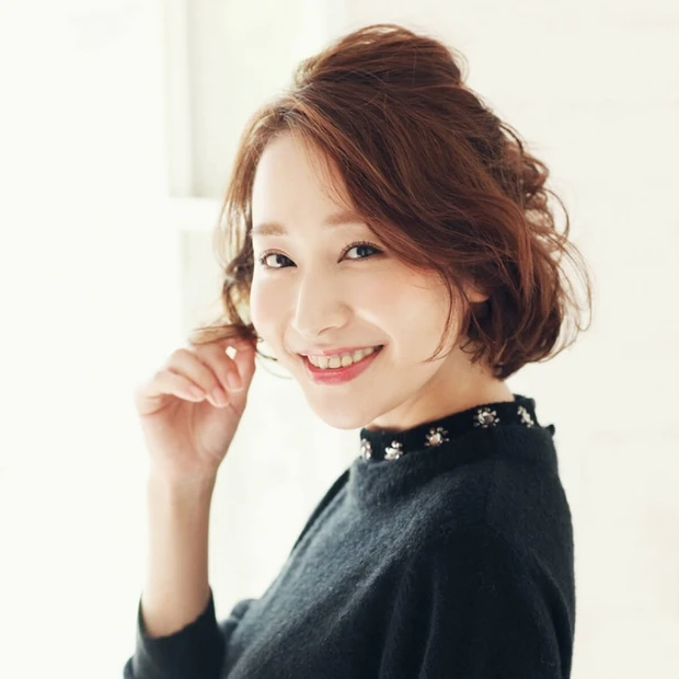 大人女子必見！  GUビジュー付きニットに合わせた進化系ハーフアップは仕…