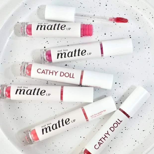 タイコスメ「キャシードール」の新感覚うるサラマットリップ「ノットトゥーマットリップ」を全色スウォッチ！