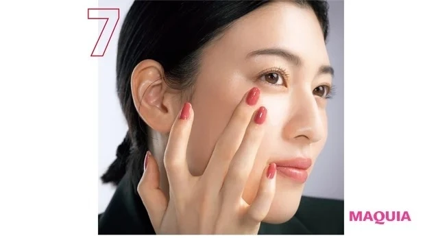 三吉彩花さんの最新ベストメイク_7. 目尻から耳上に向かってまっすぐに