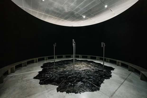 メゾンエルメス ル・フォーラム Obol　アンドリウス・アルチュニアン｜《Synthetic Exercises》| 2023年 | タール、瀝青、金属、4チャンネルサウンド | サイズ可変 | Courtesy of the artist | Photo by Jonas Balsevicius