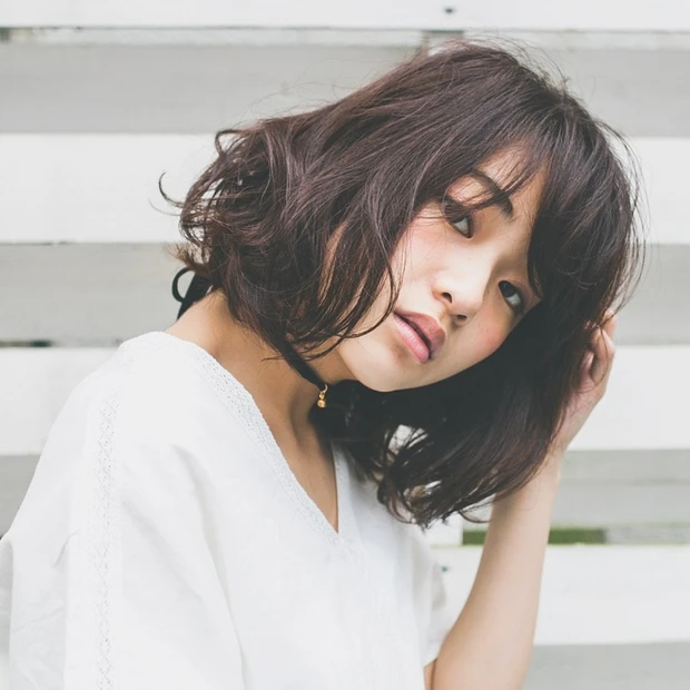 色っぽルーズな今旬ロブ♡ シンプルファッションを格上げする「モノトーンア…