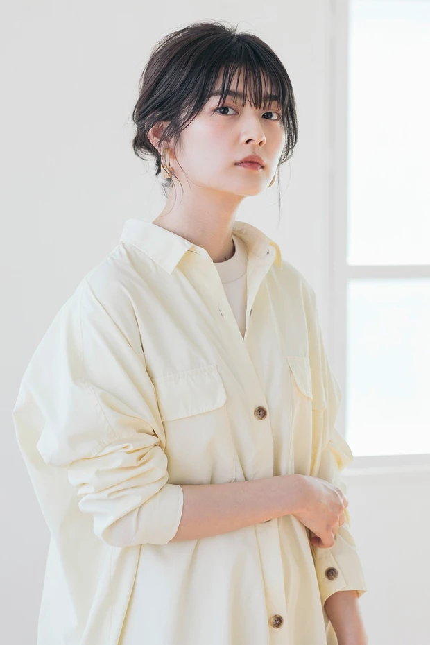 ペールイエローのビッグシャツには、シンプルお団子ヘアでうなじみせ