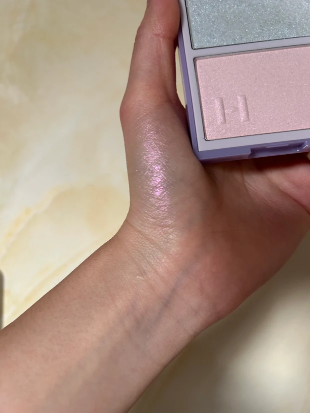 12月のおすすめコスメ！オーロラのような輝きが手に入るhinceのクリスマスコフレ【トゥルーディメンションレイヤリングハイライター】_2_1