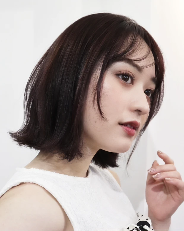 髪型　レイヤーボブ　ボブヘア　前髪あり　小顔ヘア　サイド