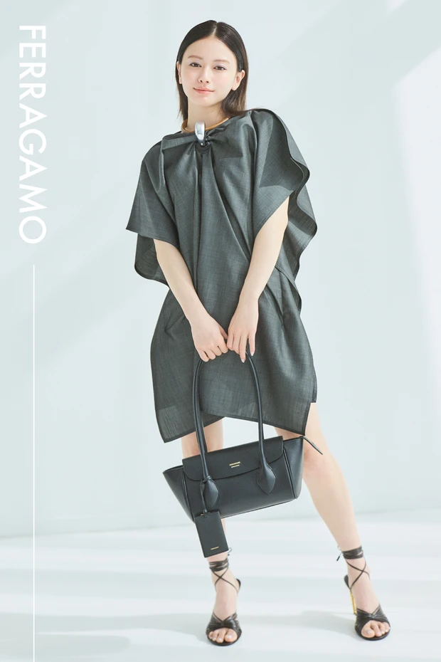 シアーなブルーアイをアクセントにしたプレイフルメイク。山本舞香さんが【FERRAGAMO】のドレスで上品肌見せスタイル