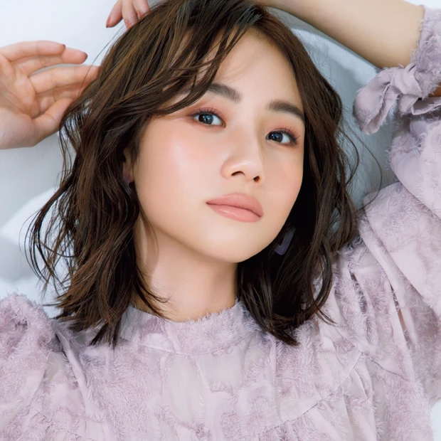 旬カラーをプラスして垢抜ける！ 注目の“白みリップ”で透明感ある上品な肌…