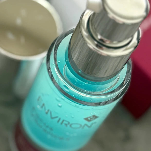 美容液にも“神経科学”？Environ［エンビロン］の最新セラム『セリエンスナイトセラム』気になる成分・使用感など徹底レビュー
