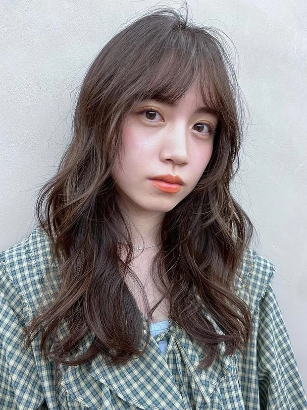 冬 ヘアカラー 明るめ ショコラブラウン ミディアム パーマ