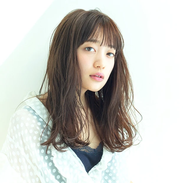 ダウンスタイルでも重く見えない! 束感仕上げのニュアンシーロングウェーブ