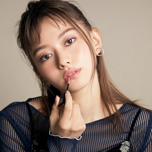 【山本舞香】ちょいモードで知的な黄みベージュリップ4