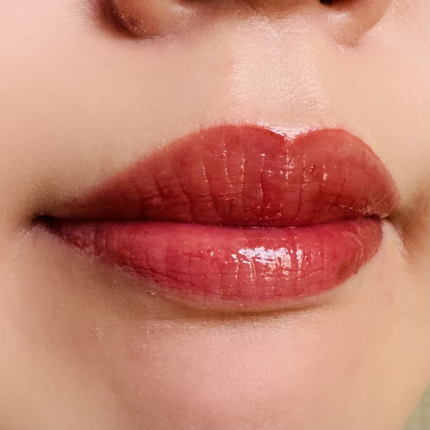 ポール＆ジョーのクリスマスコフレ2025、001 フラッパードレスのリップスティックの使用イメージ