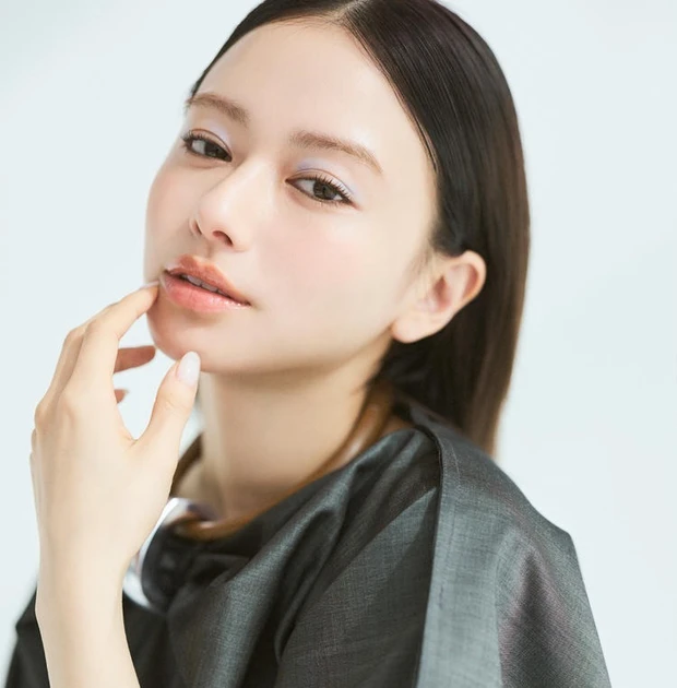 【9位】シアーなブルーアイをアクセントにしたプレイフルメイク。山本舞香さんが【FERRAGAMO】のドレスで上品肌見せスタイル