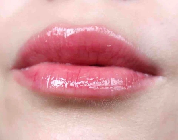 ロムアンド ジューシーフラッシュリップオイル 08 ラズベリーシロップ 唇