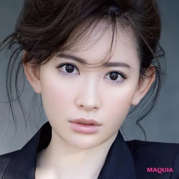 「カッコいい」こじはるメイクの秘訣を解説