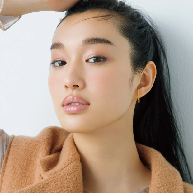 秋コスメの使い方。Y2Kマインドが潜む黒アイシャドウは、あえて締めないの…