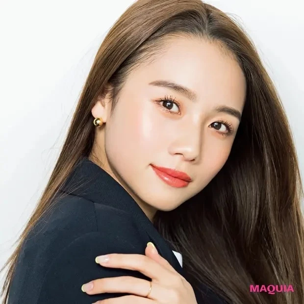 【美肌メイク】マニッシュなファッションには 赤リップを合わせてフェミニンに