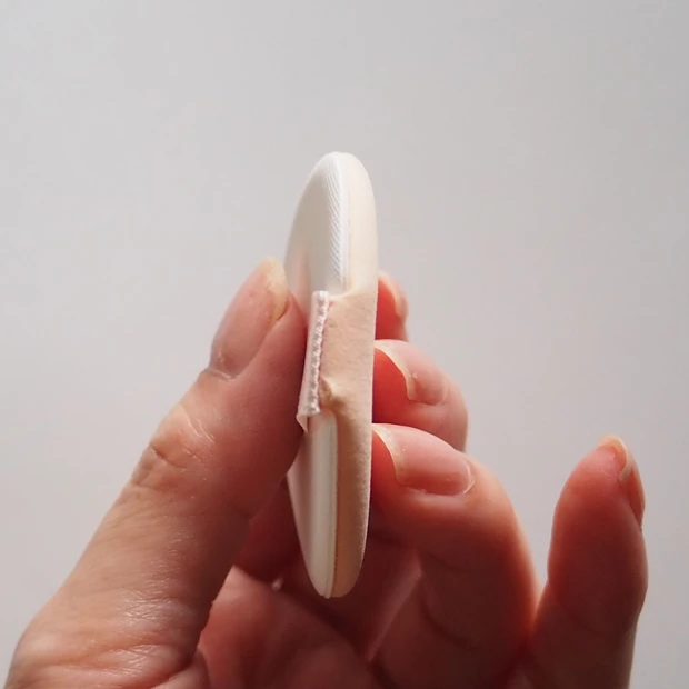 「HERA リフレクション スキン グロウ クッション ファンデーション」のパフ