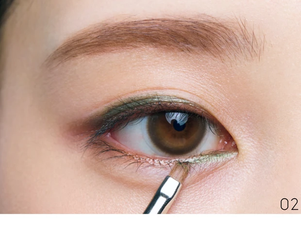 【2025年秋 アイシャドウ】スパイスカーキでモードフェイス 手順2