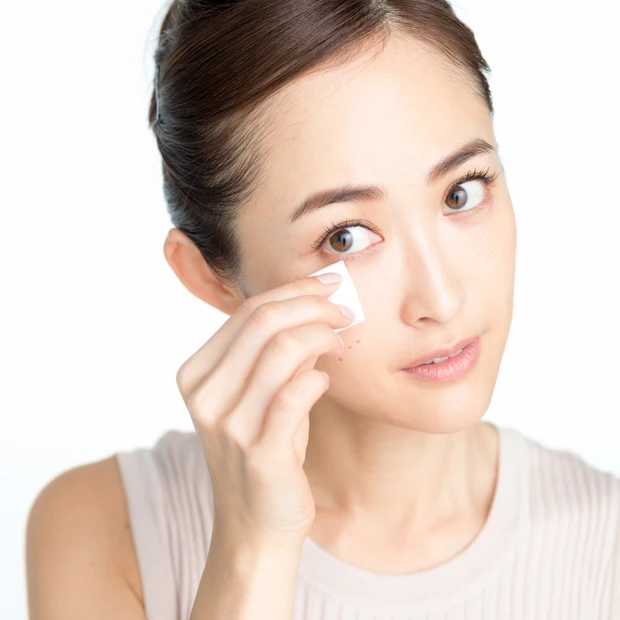 【アイケア入門】摩擦レスクレンジングで茶グマを防止！ 正しいアイメイクリ…