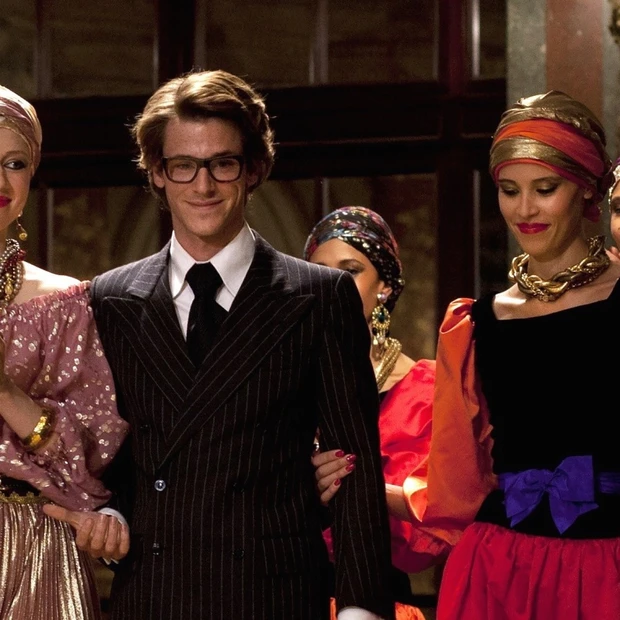 華やかなファッションに心奪われる♡ イヴ・サンローラン波乱の人生を描く、…