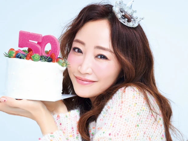 【神崎恵さんの愛用品17選】お気に入りコスメを全公開！50歳記念のインタビューも必見