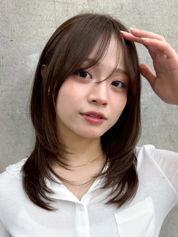 髪型　ミディアムレイヤー　ミディアムヘア　小顔見え　前髪あり　韓国風　スタイリング