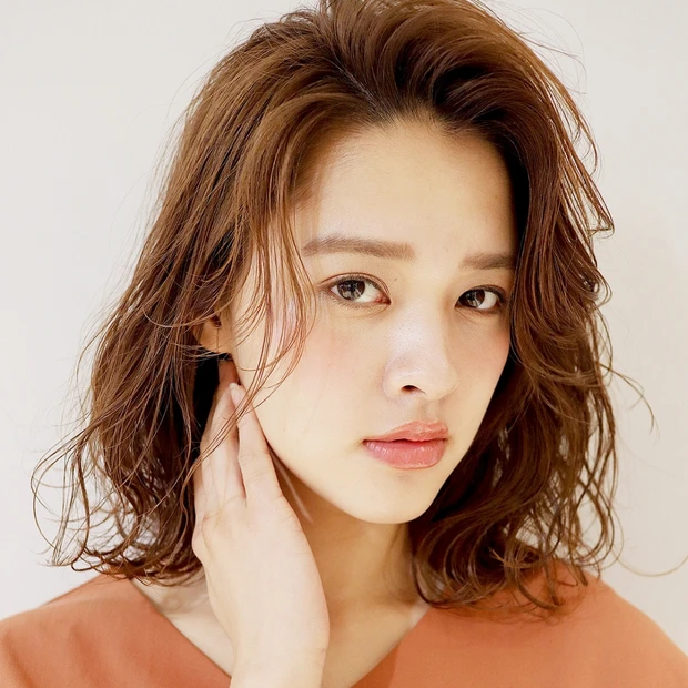 ほんのり色気が香る、アプリコットカラーの揺れ感ミディアム