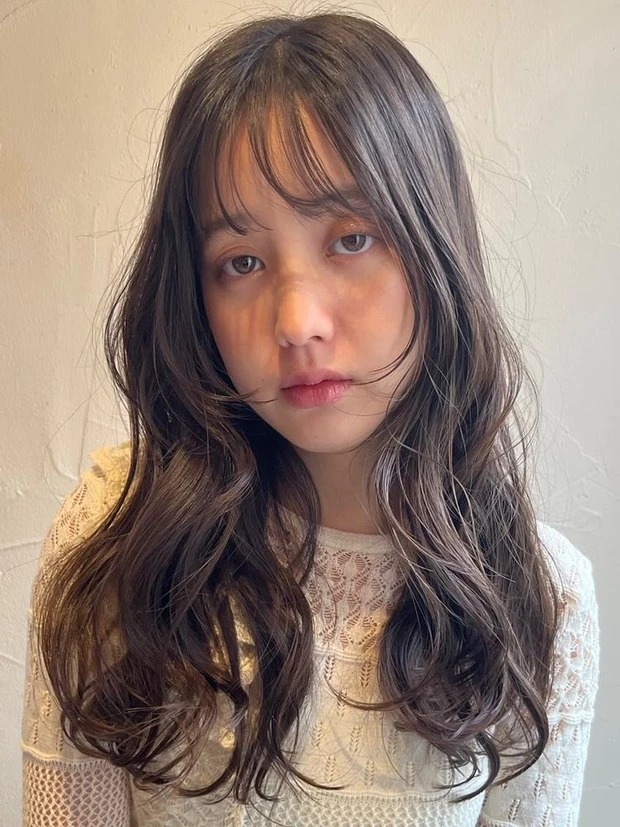 艶カラーとは ツヤカラー ベージュ　レイヤー　重軽　ロング