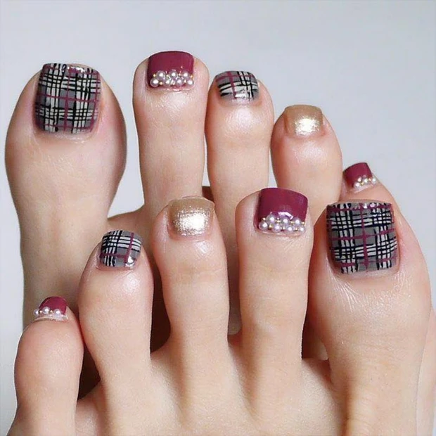 秋冬トレンドを足先にも！ シックで可愛いグレンチェックネイル【ギ☆のセル…