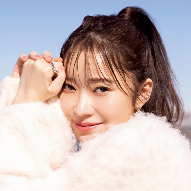 指原莉乃さんの春メイク。パステルピンクのニットは、甘すぎないピンクのワントーンで大人っぽく